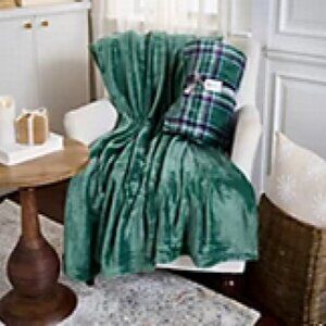 Kringle Express Set of 2 Green Plush 60x70 Holiday Plaid Throw NWT
